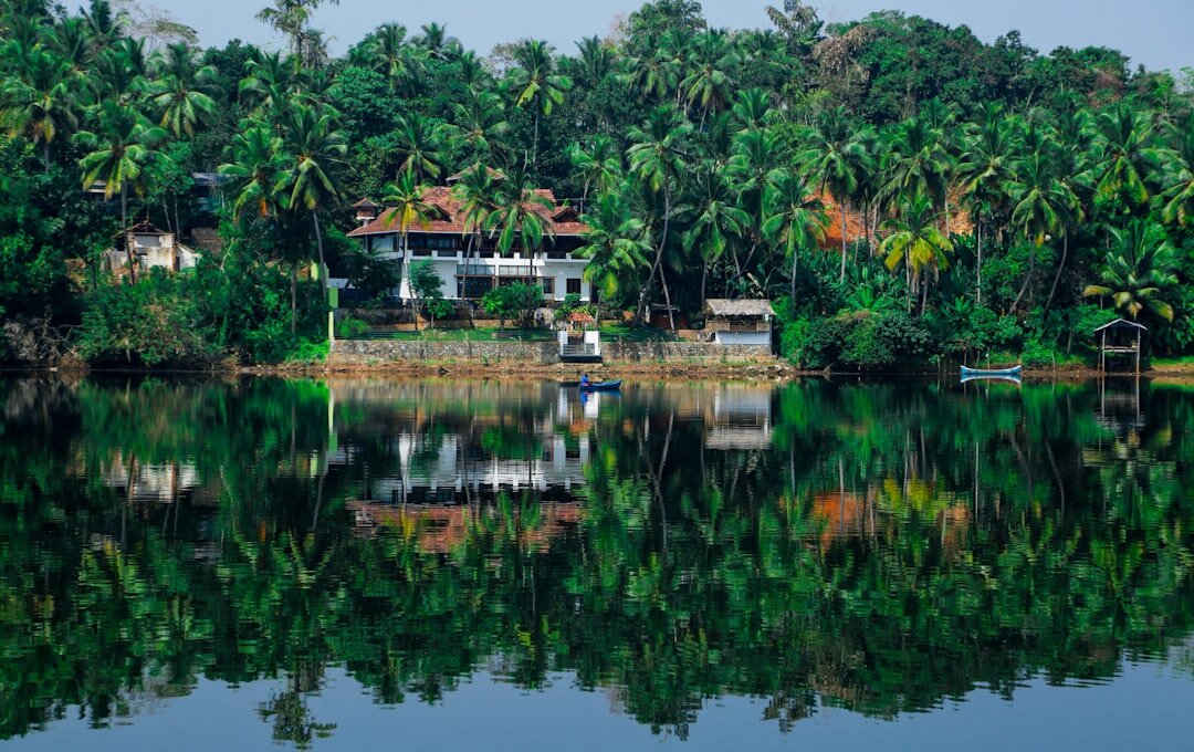 celebrity villa lake